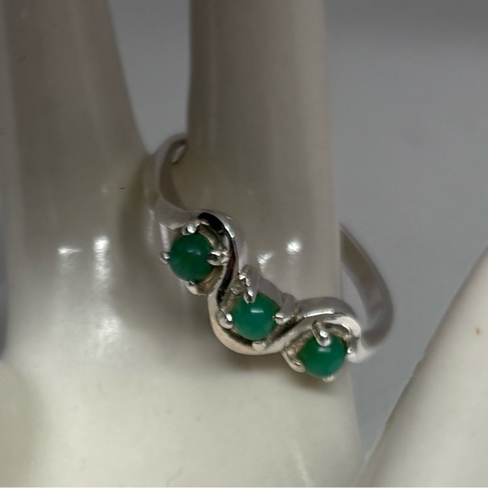 Sterling Silver emerald Trio Ring – Elegant Vintage-Inspired Design sz 8.75